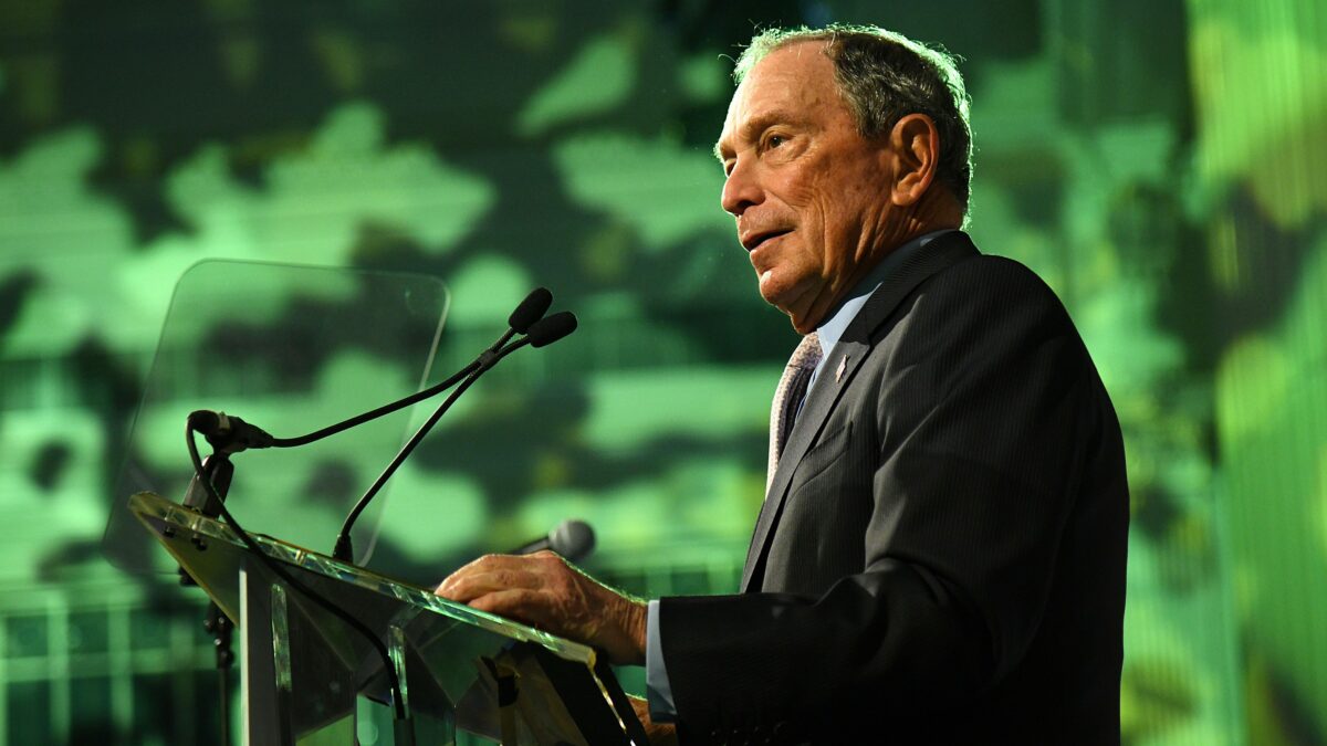 Su una cosa Bloomberg batte Trump: il gigantesco conflitto di interessi