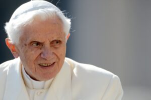 Il ritorno di Ratzinger: giù le mani da Wojtyla e dal suo magistero