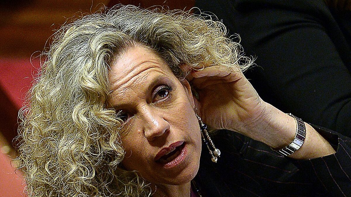 La Cirinnà reclamizza uteri in affitto. Premiata come paladina delle donne