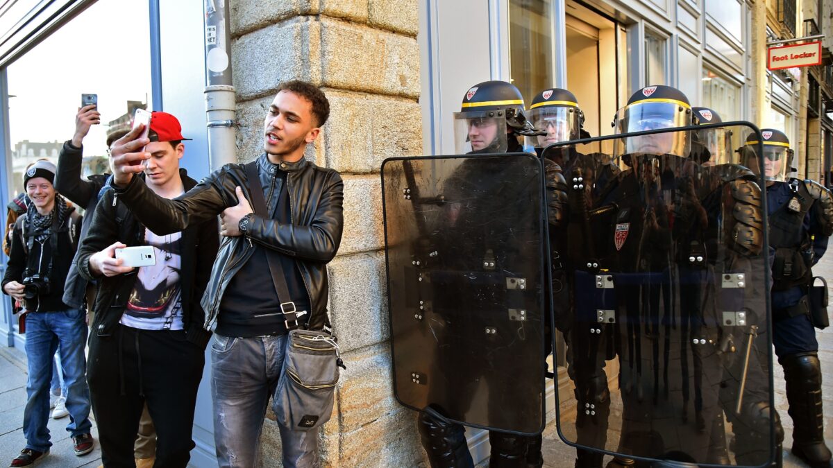 Una violenza gratuita ogni due minuti. In banlieue si uccide per uno sguardo