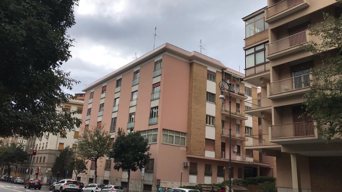 La Trenta si tiene la casa da ministro grazie al marito. E grida al complotto