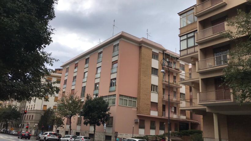La Trenta si tiene la casa da ministro grazie al marito. E grida al complotto