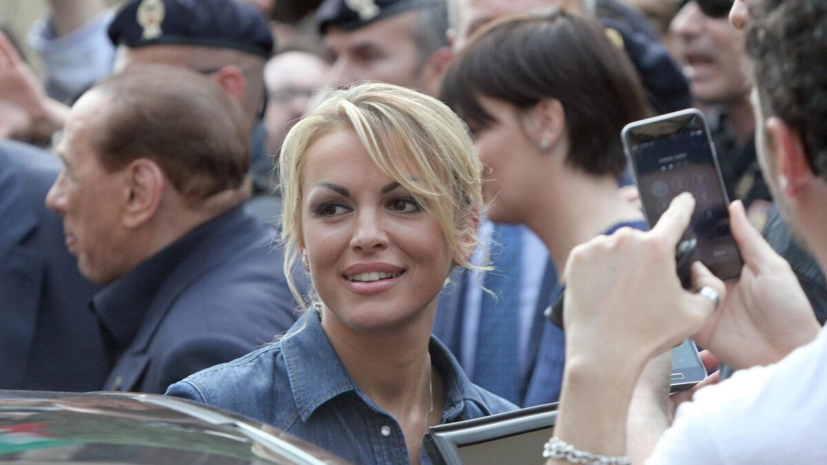 La Pascale si traveste da Veronica e sparla di Berlusconi con Travaglio