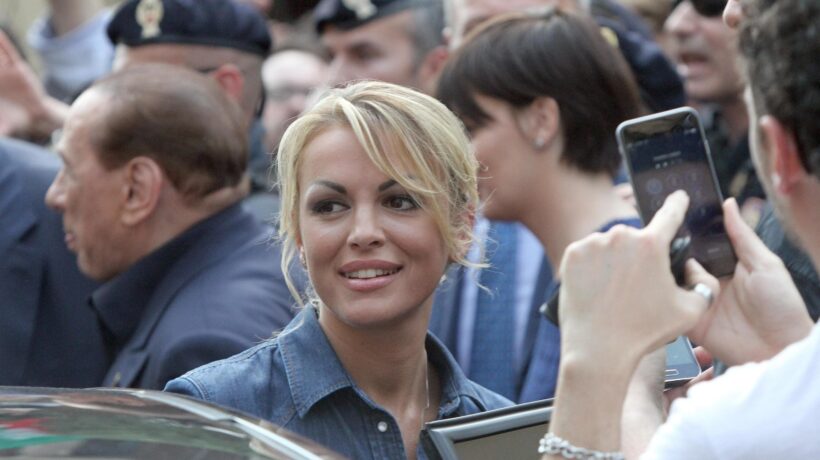 La Pascale si traveste da Veronica e sparla di Berlusconi con Travaglio