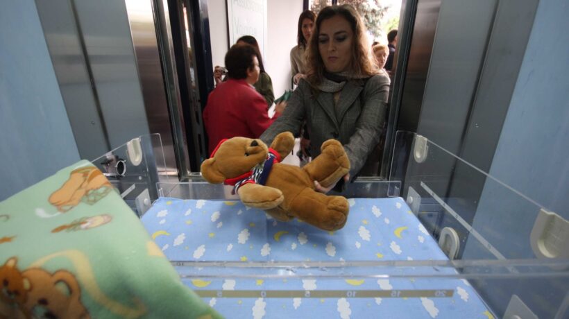 Natalità, adozioni e piano anti tratta. Il governo taglia i fondi per la famiglia