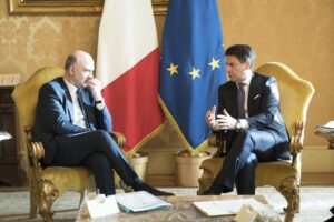 La maggioranza va in  pezzi sul Mes e Conte fugge dal padrone francese