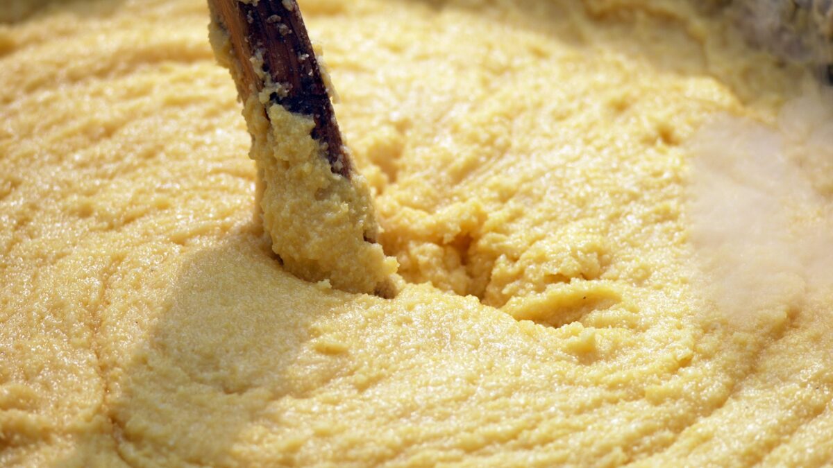 Amor di Polenta. Gialla, bianca, mista: cosa c’è da sapere sul piatto della tradizione