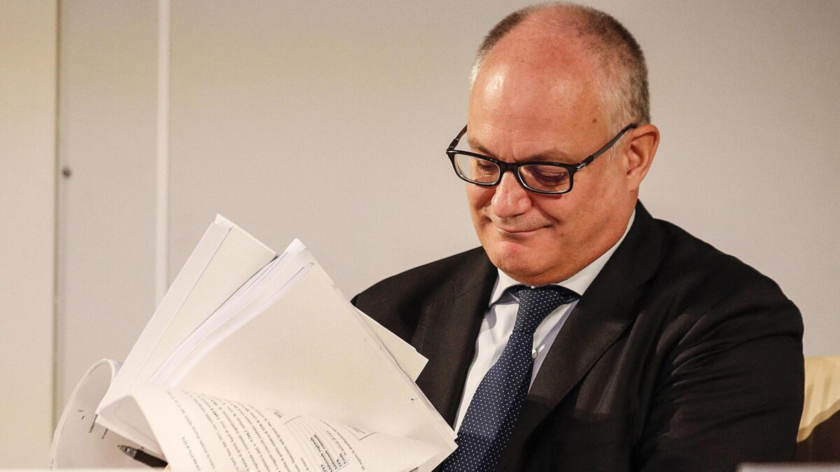 Gualtieri lo ammette, siamo fregati. «Conte ha blindato il Mes a giugno»