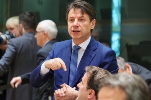 Conte fa il duro sul piano dell’ex Ilva. Il M5s: «Mittal se ne va? Meno male»
