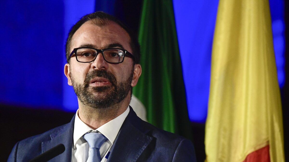 Fioramonti sbatte la porta e apre l’ennesima crepa nella maggioranza agonizzante