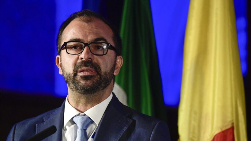 Fioramonti sbatte la porta e apre l’ennesima crepa nella maggioranza agonizzante