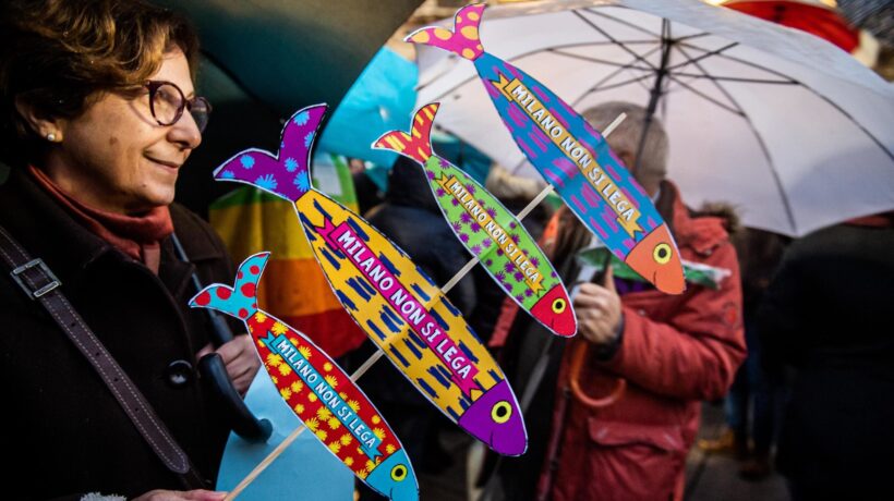 Con le sardine nuotano amanti della svastica