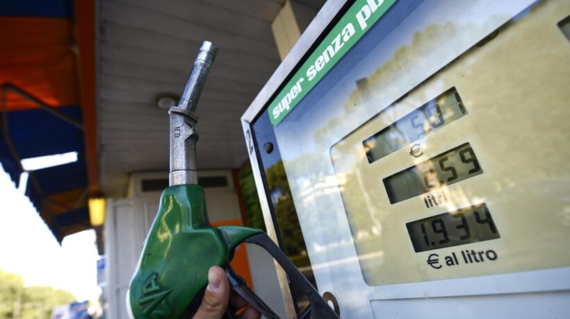 Altri 4 miliardi di tasse sulla benzina. Ma il Milleproroghe regala mancette