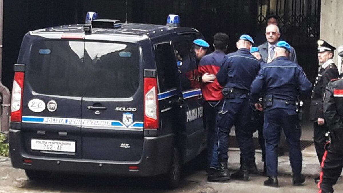 Appena lo scarcerano nordafricano cerca di stuprare una donna