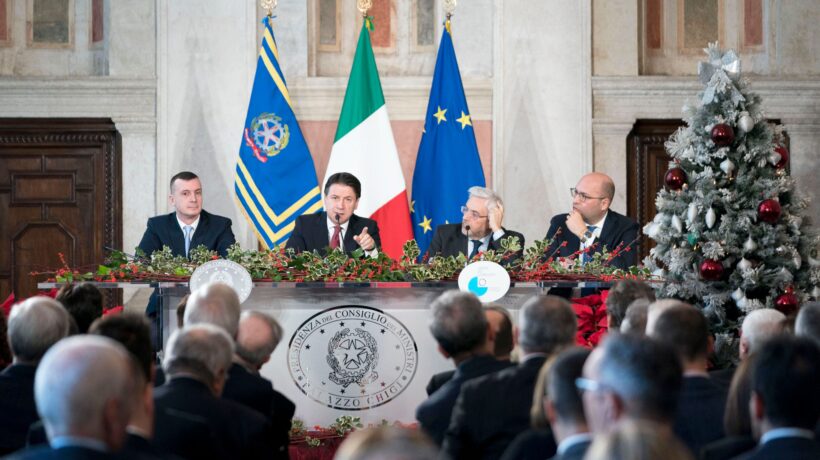 Il premier sconfessa sé stesso e sputa su Salvini, flat tax e porti chiusi