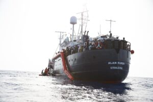 I successi di Giuseppi sull’immigrazione. La Alan Kurdi sbarca altre 32 persone