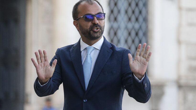 Fioramonti molla i pentastellati e apre tre crepe nella maggioranza