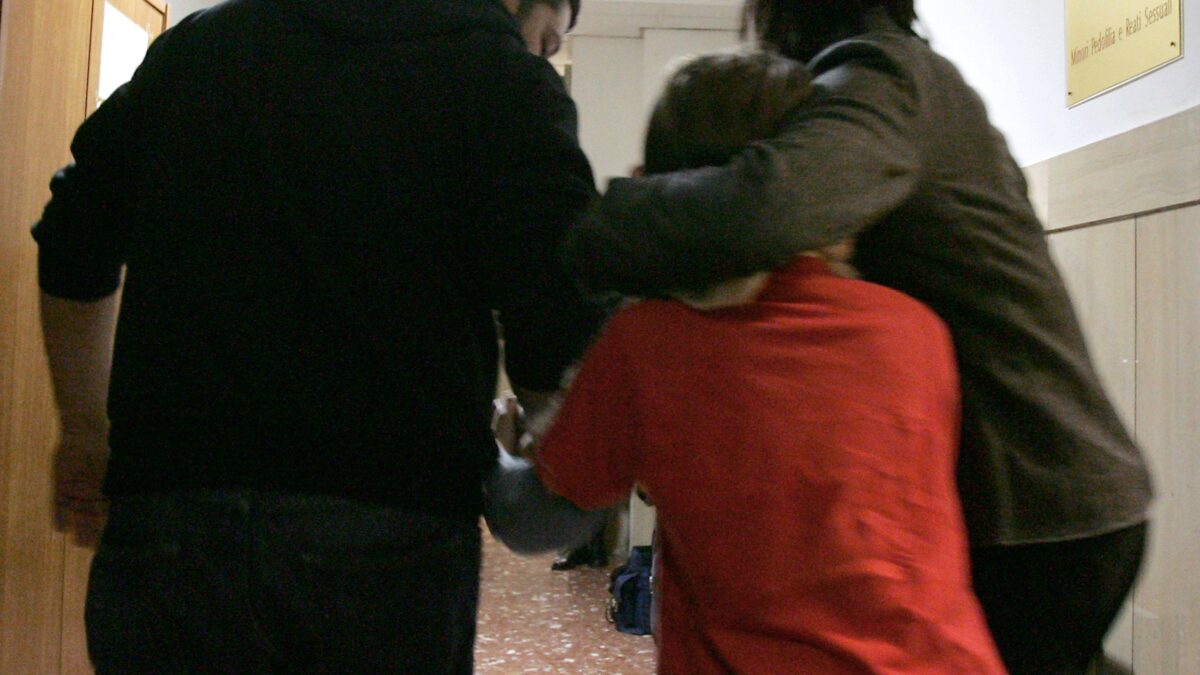Siriano sequestra la figlia a scuola. Era già a processo per rapimento