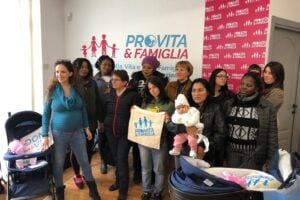 Progetto «Un dono per la vita»: «Passeggini, biberon e tanto altro ad altre dieci mamme in difficoltà»