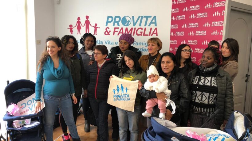 Progetto «Un dono per la vita»: «Passeggini, biberon e tanto altro ad altre dieci mamme in difficoltà»