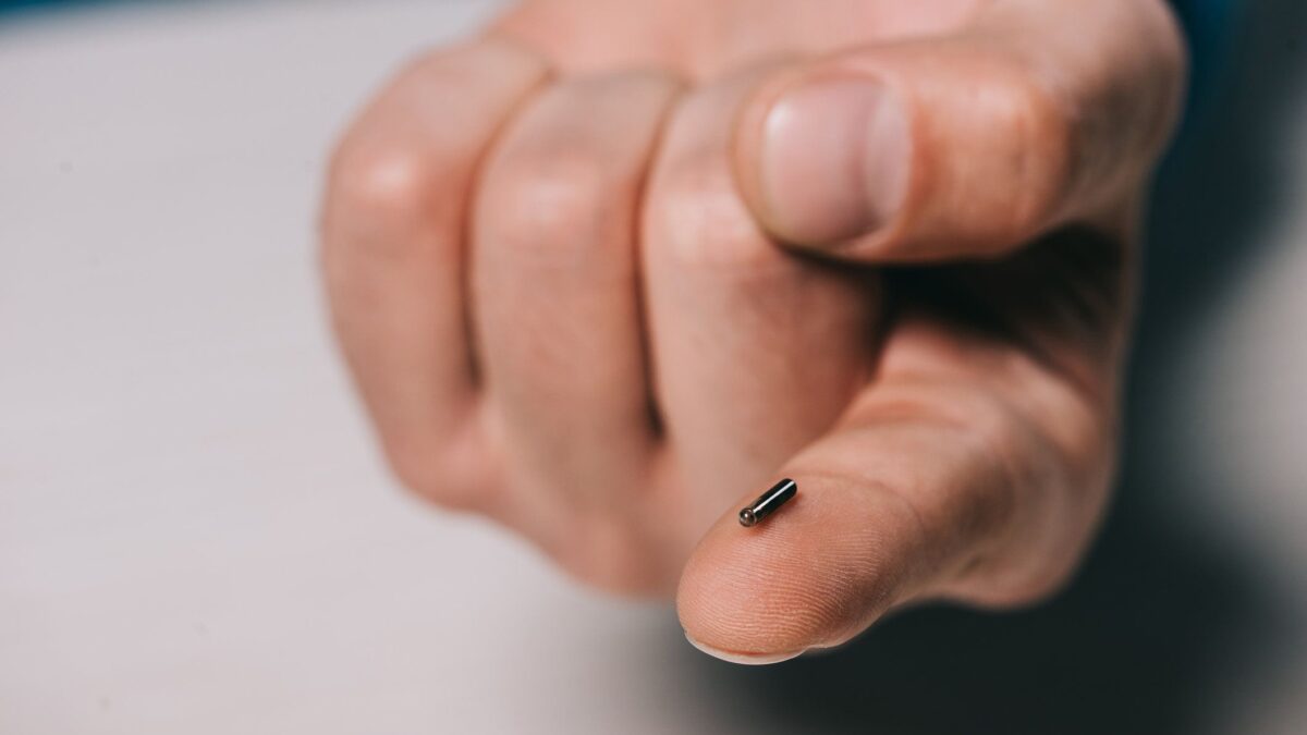 Un video racconta la vita da sorvegliati di chi ha innestato un biochip sottopelle