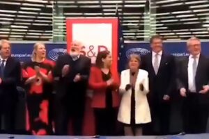 Gentiloni che sbraita «Bella ciao» insulta l’Anpi e fa un regalo a Salvini