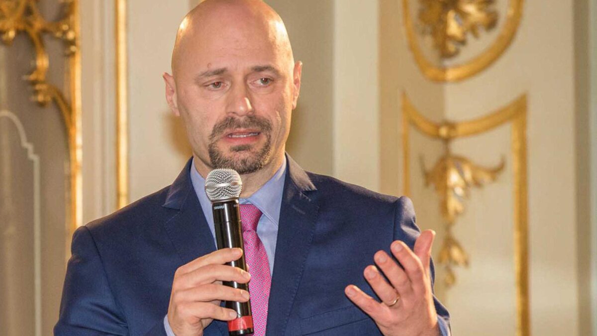 Il sindaco di Bibbiano resta indagato ma il Pd finge che l’abbiano assolto