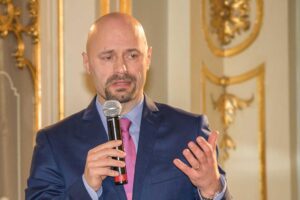 Il sindaco di Bibbiano resta indagato ma il Pd finge che l’abbiano assolto