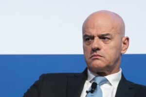 Con la condanna degli intermediari in Nigeria i pm puntano Descalzi. Ma l’assoluzione di Orsi è un salvagente per l’Eni