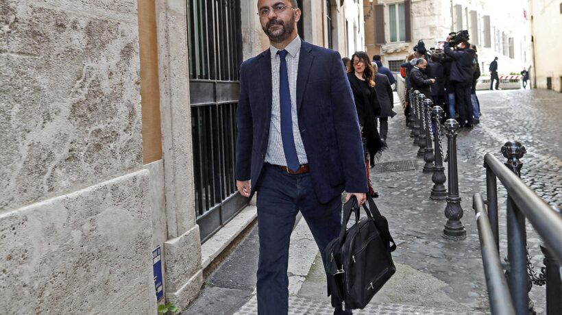 Fioramonti alla scuola ha portato spiccioli. Ora deve dimettersi