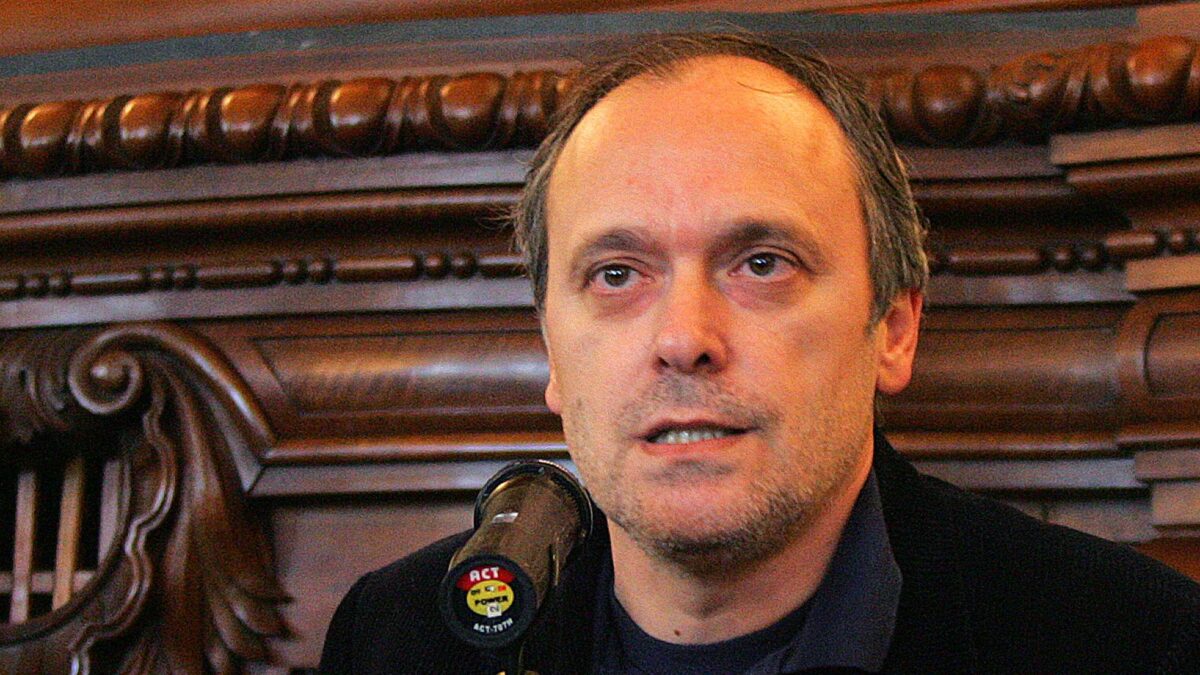 Mr Ossitocina ci riprova: «La Meloni e Salvini piacciono agli analfabeti»