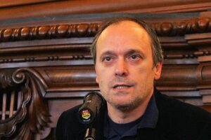 Mr Ossitocina ci riprova: «La Meloni e Salvini piacciono agli analfabeti»