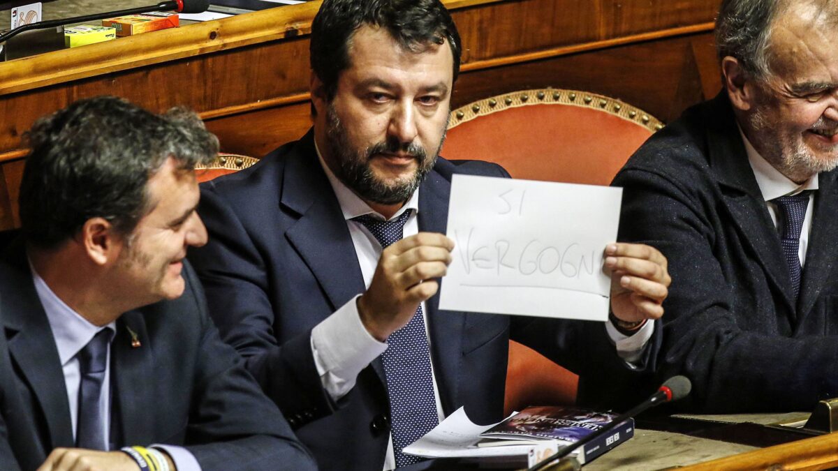 Conte agita le carte e attacca Salvini. Ue e Lega lo sbugiardano in diretta