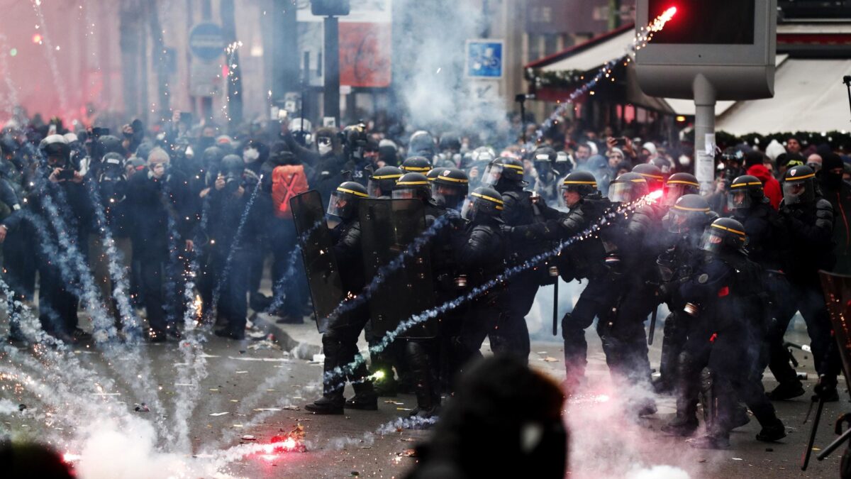 Le proteste contro la riforma delle pensioni infiammano Parigi