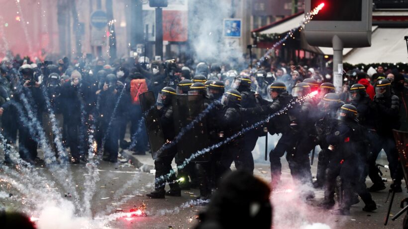 Le proteste contro la riforma delle pensioni infiammano Parigi