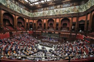La Casta fa le barricate e avvicina le elezioni