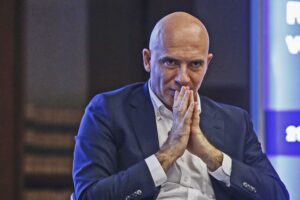 Il Pd vuole la Rai, cartellino giallo a Salini