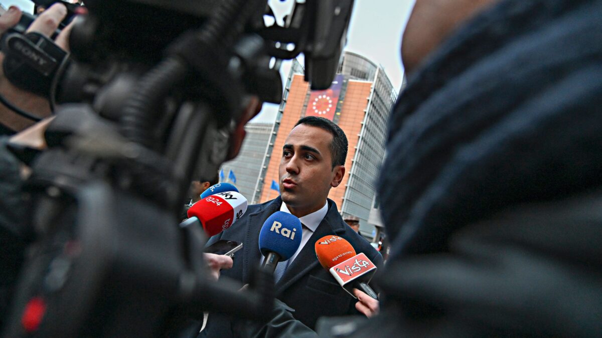 Di Maio imbastisce un tour all’estero per far credere di essere in partita