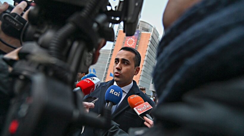 Di Maio imbastisce un tour all’estero per far credere di essere in partita