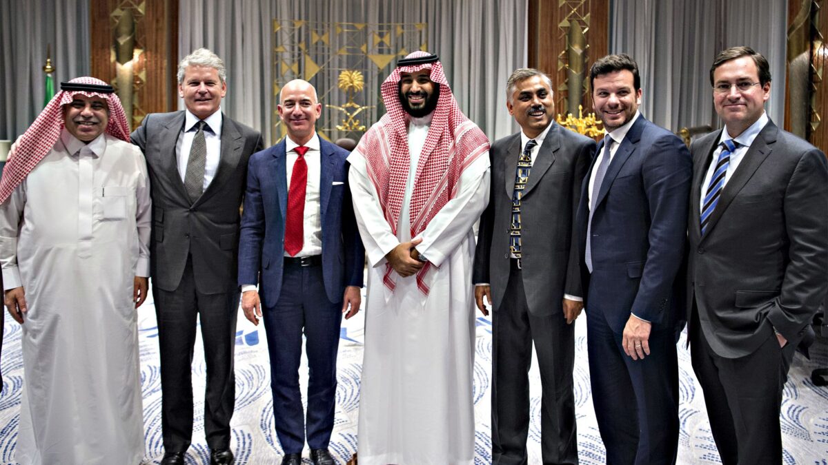 «Bezos è stato hackerato dai sauditi». Guerra di 007 tra Amazon e gli emiri