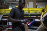 «Pennarelli in scatola per 12 ore al giorno. Noi africani siamo prigionieri dei cinesi»