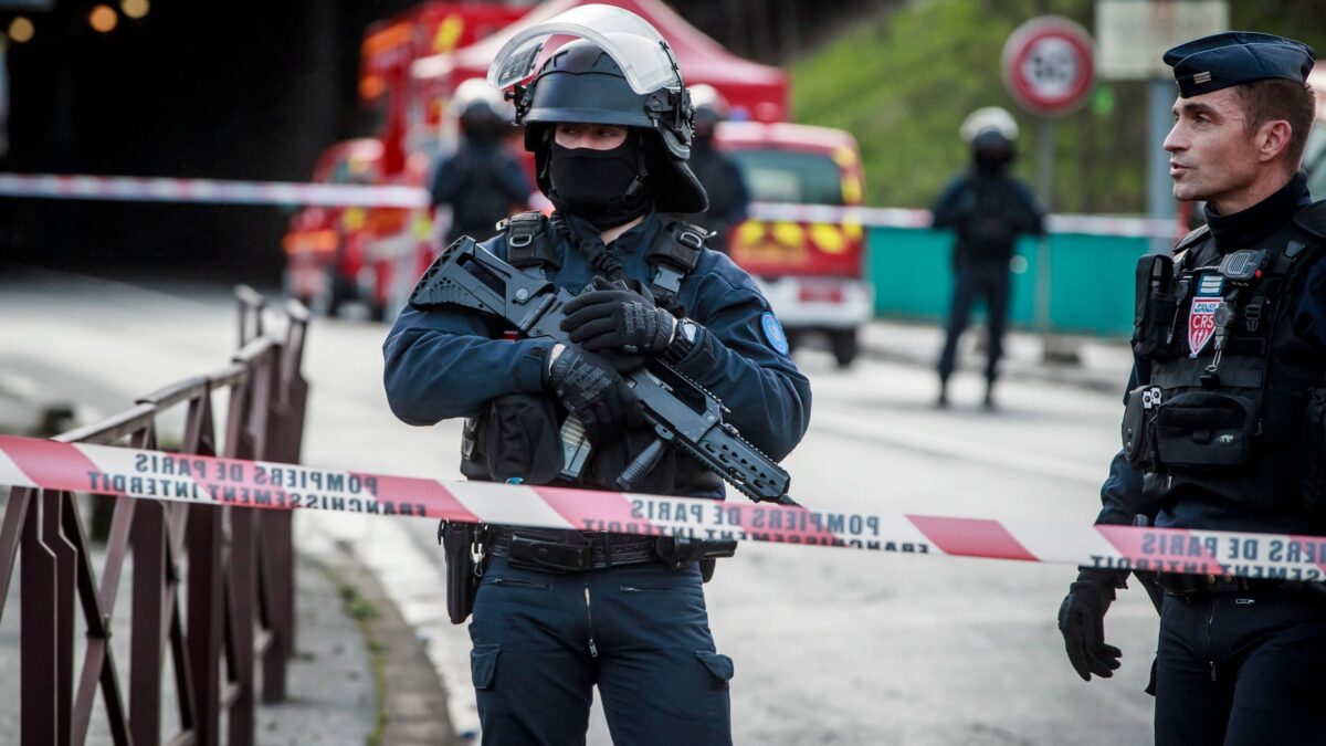 Invoca Allah e accoltella i passanti