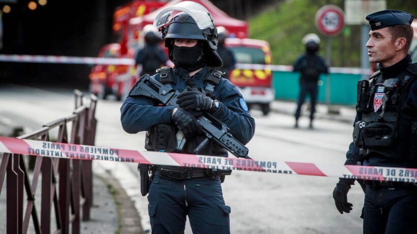 Invoca Allah e accoltella i passanti
