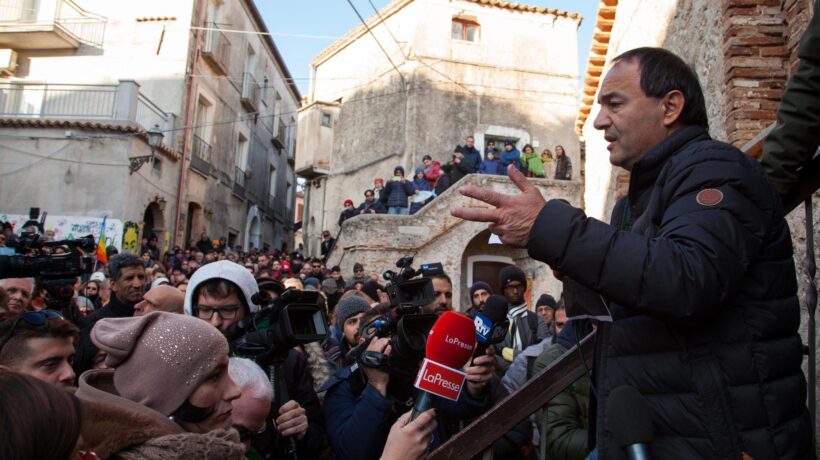 Quegli strani legami delle sardine con l’indagato Mimmo Lucano