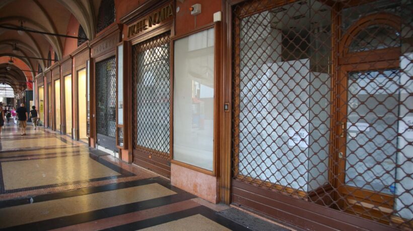 Intanto i negozianti chiudono: «Siamo rovinati da Internet e asfissiati dalla burocrazia»