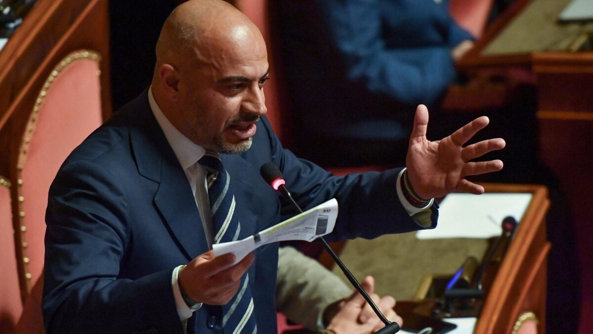 Il M5s caccia Paragone dal partito