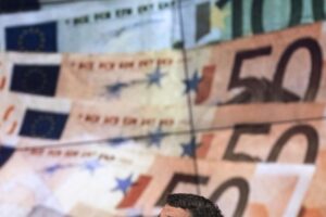 Redditi dei politici: nel 2018 Renzi e Conte hanno guadagnato 750.000 euro in più