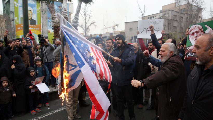 L’Iran giura vendetta all’America e le milizie sparano i primi missili