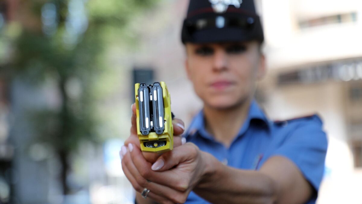 Taser e armi «rosa» per le poliziotte. Il governo approva il nuovo arsenale