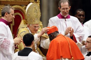 I giornaloni, imbarazzati, oscurano l’incontro tra Sarah e Ratzinger